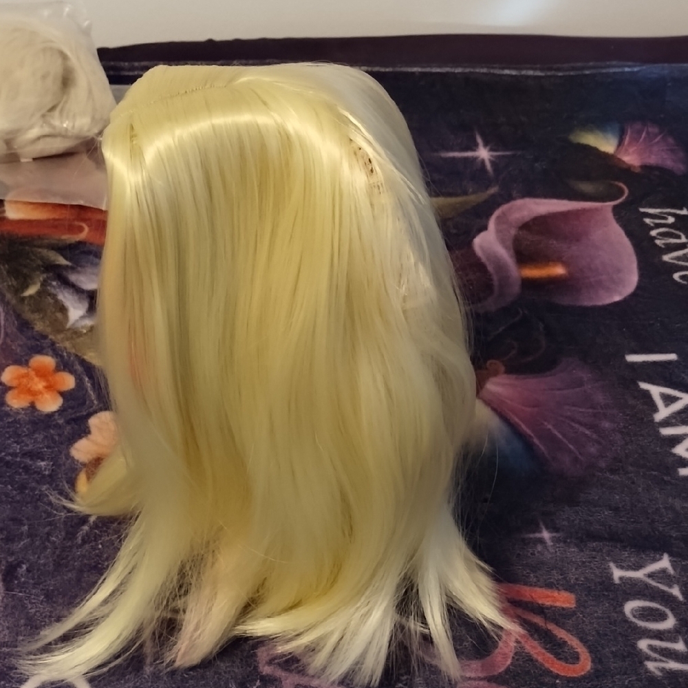 Elegant Blonde Wig - Picture 2 of 5